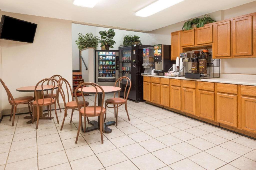 Quality Inn & Suites Earth City Esterno foto