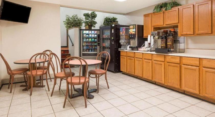 Quality Inn & Suites Earth City Esterno foto